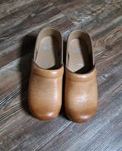 Dansko Women's Wide Pro Honey Distressed Leather Clog Sz. 37 - Picture 1 of 7