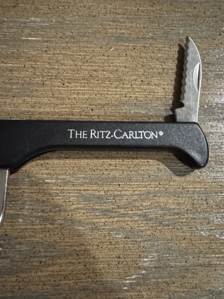 Sacacorchos multifunción abridor de vino Ritz-Carlton Foto 1 de 4