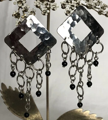 "Pendientes colgantes de plata martillada de 3"" rombo recortado tono plata cuentas negras" Foto 1 de 4