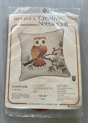 Bucilla Needlecraft Kit Bordado Crewel Funda Almohada Búho "HOO. ¿YO?" No. 8682 Foto 1 de 2