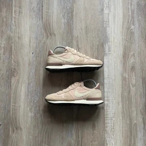 NIKE • WMNS Internationalist Low "Particle Beige" (6,5M) - Bild 1 von 15