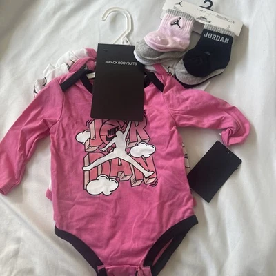 Jordan 女宝宝 3 件装紧身衣和袜子套装礼品套装 6 个月全新带标签全新 50 美元 — 第 1/4 张图片