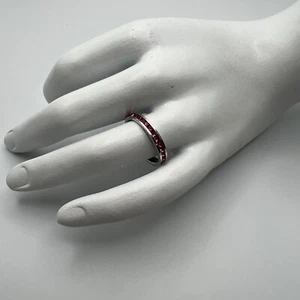 Anillo banda para mujer tono plata cristales rosas talla 7 - Imagen 1 de 9