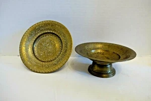 pzw3 - PAIR OF ENGRAVED BRASS FOOTED LOW SERVING BOWLS, INDIA 6 X 3" - Picture 1 of 8