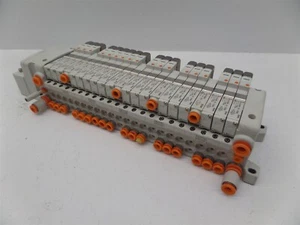 Base enfichable pour collecteur SMC avec 18 vannes VQ1101NR-51-X504 et 4 vannes VVQ1000 - Photo 1/10