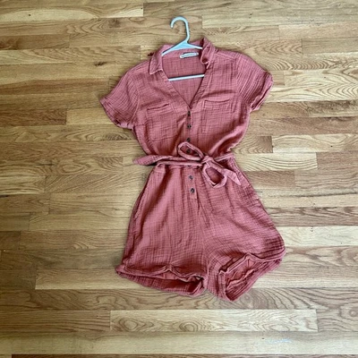 Mameluco para mujer Abercrombie & Fitch pequeño naranja quemado envolvente frontal manga corta Foto 1 de 4