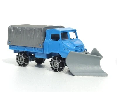 1/43 Solido Made in France die cast truck with snow plow  235/359 - Image 1 of 4
