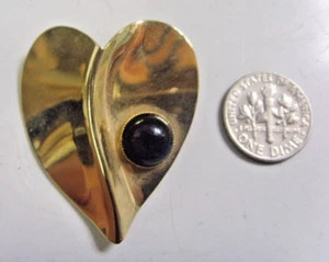 Beautiful exquisite gold tone metal grooved heart mourning jet brooch vint 48527 - Imagen 1 de 5