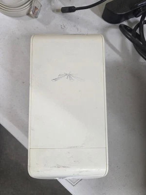 Ubiquiti NanoStation Loco M5 (LocoM5) AirMax 5GHz Indoor/Outdoor 13dBi CPE Radio - Image 1 of 2