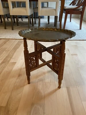 Mesa marroquí plegable asiática de latón redondo MCM moderno de mediados de siglo vintage  Foto 1 de 4
