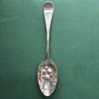 Antigua cuchara para servir bayas con patrón de hiedra Tiffany en plata de ley 81 g 1869-1875 Foto 1 de 4