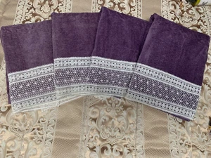 The Linen Store 4er Set Aubergine 100% Baumwolle Badetücher mit weißer Spitzenborte - Bild 1 von 2