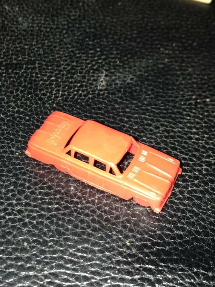 Coche miniatura MPC vintage. Pontiac Tempest en plástico rojo Foto 1 de 1