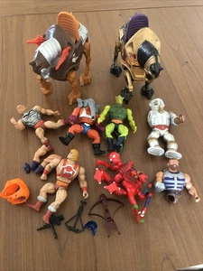 LOTTO VARI PERSONAGGI MASTERS OF THE UNIVERSE  Cavalli+ ACCESSORI Anni 80 MATTEL - Foto 1 di 12