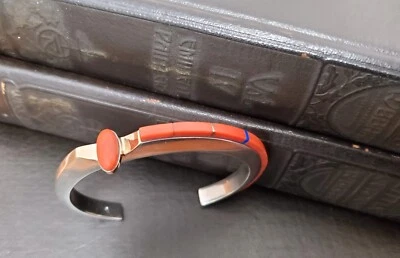 Joyería modernista nativa americana - brazalete Richard Chávez con incrustaciones de coral y plata Foto 1 de 4