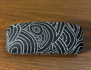 Vera Bradley Black/White spotted Hard Clam Shell Eyeglass/Sunglasses Case - GUC - Picture 1 of 3