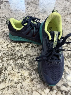 Zapato de Trail Running New Balance Dynasoft Nitrel para Mujer Talla 6 1/2 Foto 1 de 4