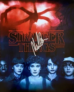 FOTO 8X10 AUTOGRAFIADA DE MILLIE BOBBY BROWN COSAS EXTRAÑAS - ONCE - Imagen 1 de 1