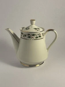 Olla con tapa de porcelana marfil dorada vintage ROYAL LIMITED Holly Holiday Christmas - Imagen 1 de 12