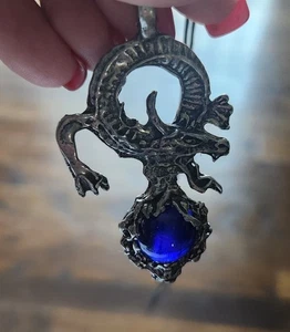 DE COLECCIÓN AÑOS 80 BOLA MÁGICA COLGANTE DRAGÓN PELTRE AZUL - CASTILLOS - CABALLEROS - Imagen 1 de 5
