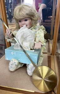 THE ASHTON DRAKE GALLERIES CATCH IN THE FACT-CATCH ME IF YOU CAN Mädchen Puppe - Bild 1 von 5