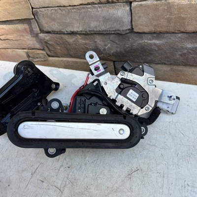 Motor elétrico de trava de maçaneta de porta Lexus LC500 2018-2023 prata fabricante de equipamento original - Imagem 1 de 4