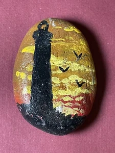 Handbemalter Felsen Stein Miniatur Kunstwerk Leuchtturm Sonnenuntergang Landschaft Kunst Felsen - Bild 1 von 6