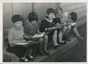 JAPAN ca. 1945 - 5 Fotos Kinder Schüler Zeichnung Gymnastik Spiele - 16 - Bild 1 von 6
