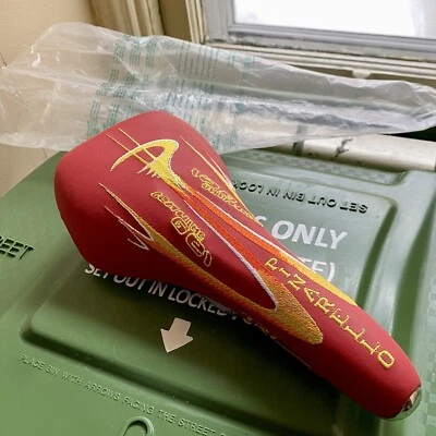 SILLÍN SELLE ITALIA TRI MATIC NUEVO DE LOTE 2000 - BORDADO PINARELLO ROJO - NUEVO EN BOLSA Foto 1 de 4