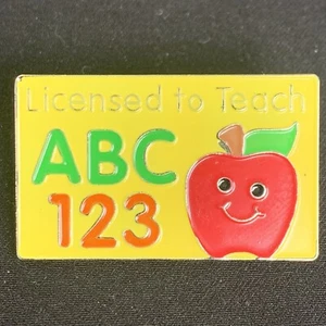 Lizenziert zum Unterrichten ABC 123 Anstecknadel Schule Lehrer Geschenk Apfel - Bild 1 von 5