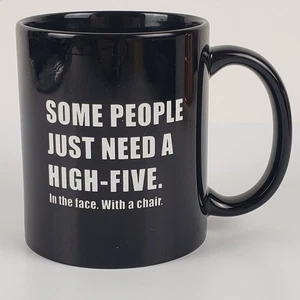 Tazza caffè "Alcune persone hanno solo bisogno di un cinque alto in faccia con una sedia" divertente - Foto 1 di 9