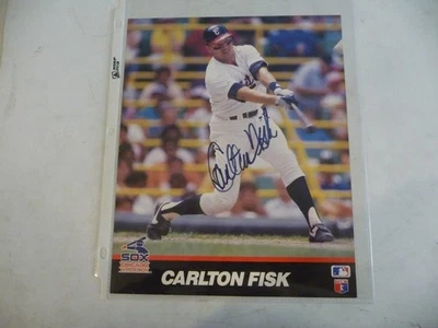 CARLTON FISK AUTOGRAPHED 8X10 CHICAGO WHITE SOX ACTION PHOTO - Image 1 of 2