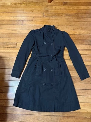 Gabardina Tul Anthropologie Negra con Manga Abullonada Cinturón Botones Negros - Talla Pequeña Foto 1 de 4