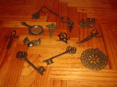 KETTE IN MESSINGOPTIK MIT 11 VERSCHIEDENEN CHARMS VERZIERTEN STÜCKEN STEAMPUNK SCHMUCK - Bild 1 von 4