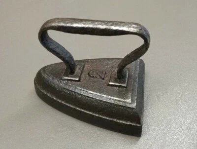 Ancien petit fer à repasser  numero 2 , 6 cm  dentellière poupée miniature - Photo 1/4