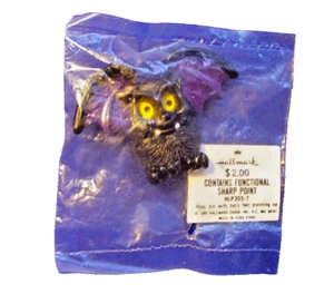 Hallmark PIN Halloween Vintage BAT Vampire Black MOVEMENT 1983 Holiday Brooch - Picture 1 of 3