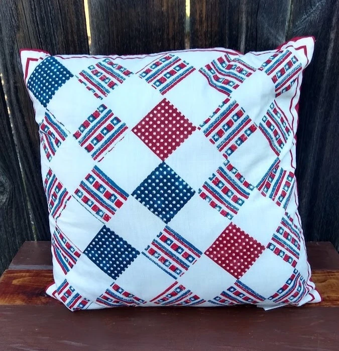 Подушка с патриотическим акцентом для лучших домов и садов красно-бело-синяя 17x17 Америка - Изображение 1 из 4