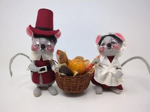 Vintage ANNALEE 1981 THANKSGIVING Harvest Pilgrim Mice with Basket - Picture 1 of 9