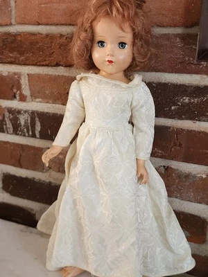 Muñeca coleccionable Arranbee Nanette en vestido de novia circa años 50 Foto 1 de 4