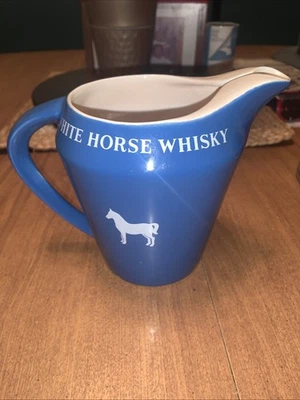 Jarra White Horse Whiskey Blue & White 5" R Wade Regicor England EXC Barware Foto 1 de 4