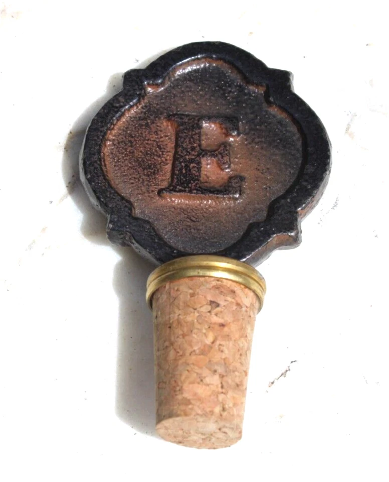 Tapón de corcho de vino inicial Mud Pie Quatrefoil monograma de hierro fundido "E" Foto 1 de 4