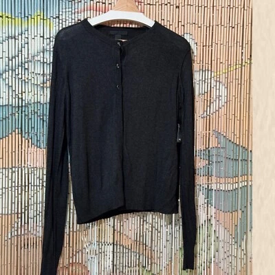 Cardigã Pamela Dennis semi-ajustado suéter de malha com botões de caveira, carvão, G - Imagem 1 de 4