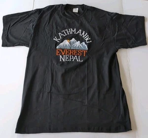 Kathmandu Everest Nepal Embroidered Graphic Black T Shirt Extra Large 48 - Bild 1 von 6