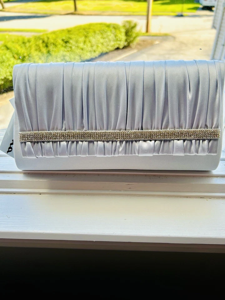 Bolso de Mano Nina Clásico Plateado Satinado con Cadena de Cuerda 22 Acento Cristal - ¡NUEVO CON ETIQUETAS! Foto 1 de 4