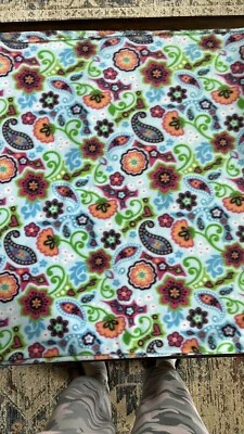 1 yarda 18 pulgadas azul con paisleys multicolores y flores tela polar Foto 1 de 4