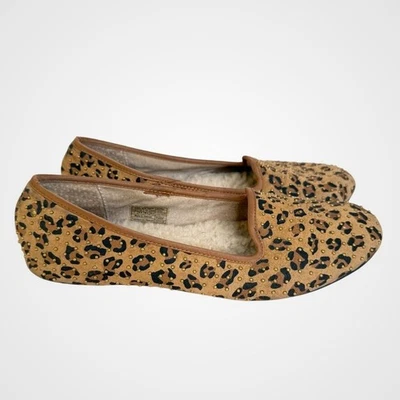 Mocasines planos UGG para mujer con estampado de leopardo tachonados de piel de oveja 7 cálidos Foto 1 de 4