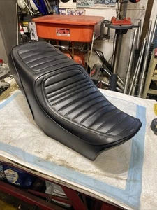 Nuevo de Lote Antiguo Yamaha OEM 1981-82 XV750 Virago NUEVO Asiento 5G5-W2472-00-00 #OUTB #2 - Imagen 1 de 8