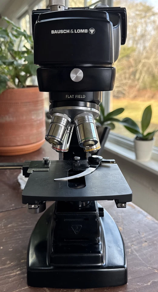 MICROSCÓPIO VINTAGE BAUSCH & LOMB COM LENTES - Imagem 1 de 4