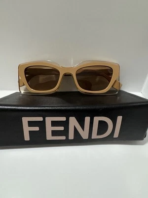 Gafas de sol Fendi Feel FE40034U beige transparente ojo de gato Foto 1 de 4