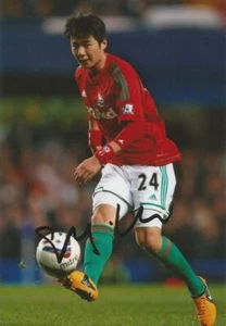 SWANSEA: KI SUNG-YUENG SIGNED 6x4 ACTION PHOTO+COA - Picture 1 of 1